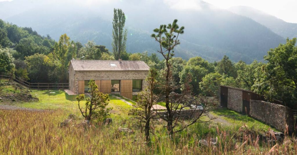 Transformación de Masía Catalana en Vivienda Autosuficiente por Bemars