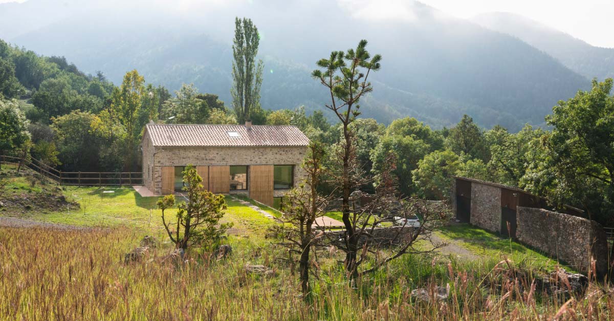 Transformación de Masía Catalana en Vivienda Autosuficiente por Bemars